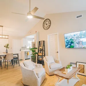 Holiday home Retreat - 4 Bedroom Oasis With King & Private Yard Near Downtown, Charlotte
